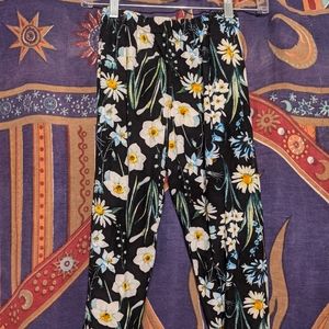 Buttery Soft Daffodils Capri Leggings